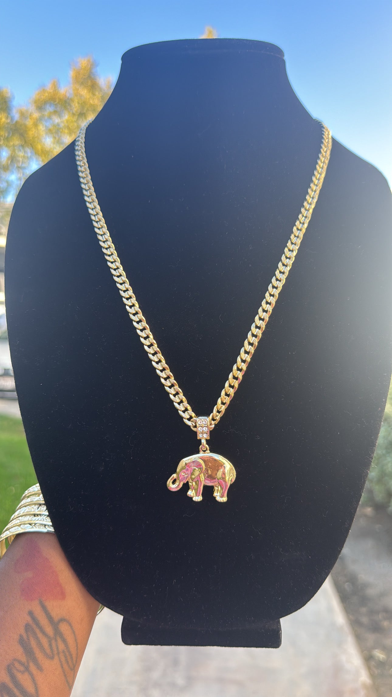 𝓒𝓤𝓑𝓐𝓝 𝓦 𝓔𝓛𝓔𝓟𝓗𝓐𝓝𝓣