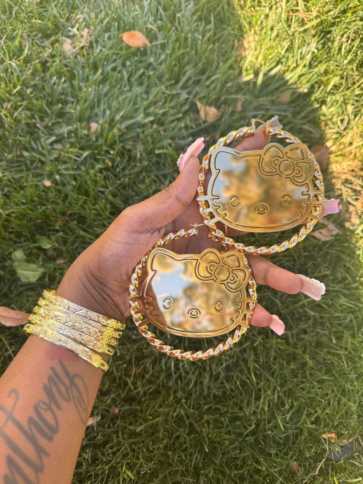 𝓞𝓝 𝓗𝓐𝓝𝓓 𝓒𝓤𝓢𝓣𝓞𝓜 𝓗𝓞𝓞𝓟𝓢